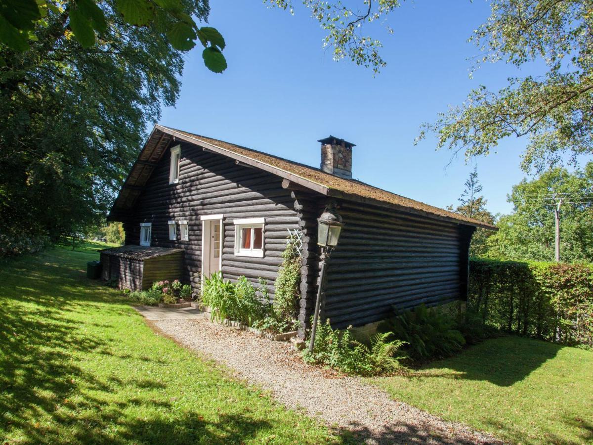 Open Wooden Chalet Built Against A Hill 프란코르챰프스 외부 사진