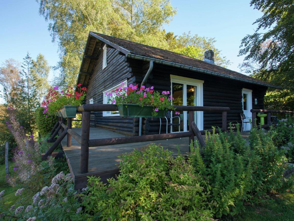 Open Wooden Chalet Built Against A Hill 프란코르챰프스 외부 사진