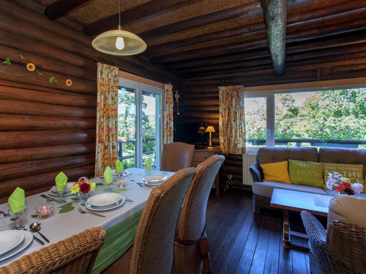 Open Wooden Chalet Built Against A Hill 프란코르챰프스 외부 사진