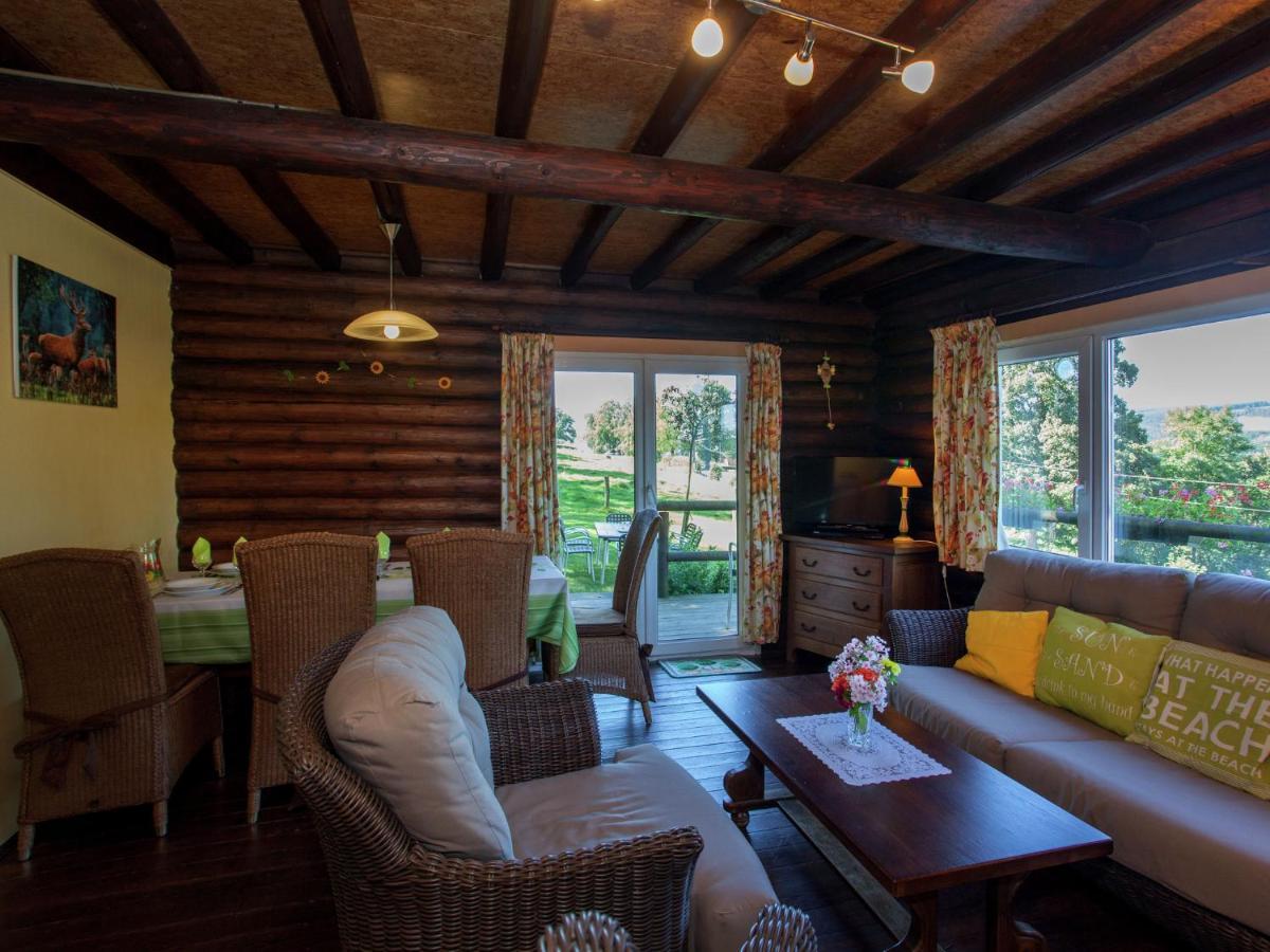 Open Wooden Chalet Built Against A Hill 프란코르챰프스 외부 사진