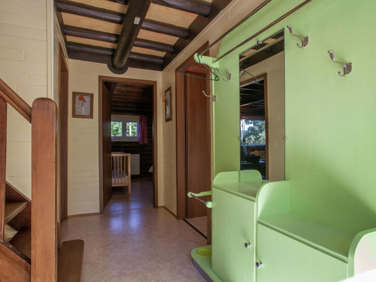Open Wooden Chalet Built Against A Hill 프란코르챰프스 외부 사진