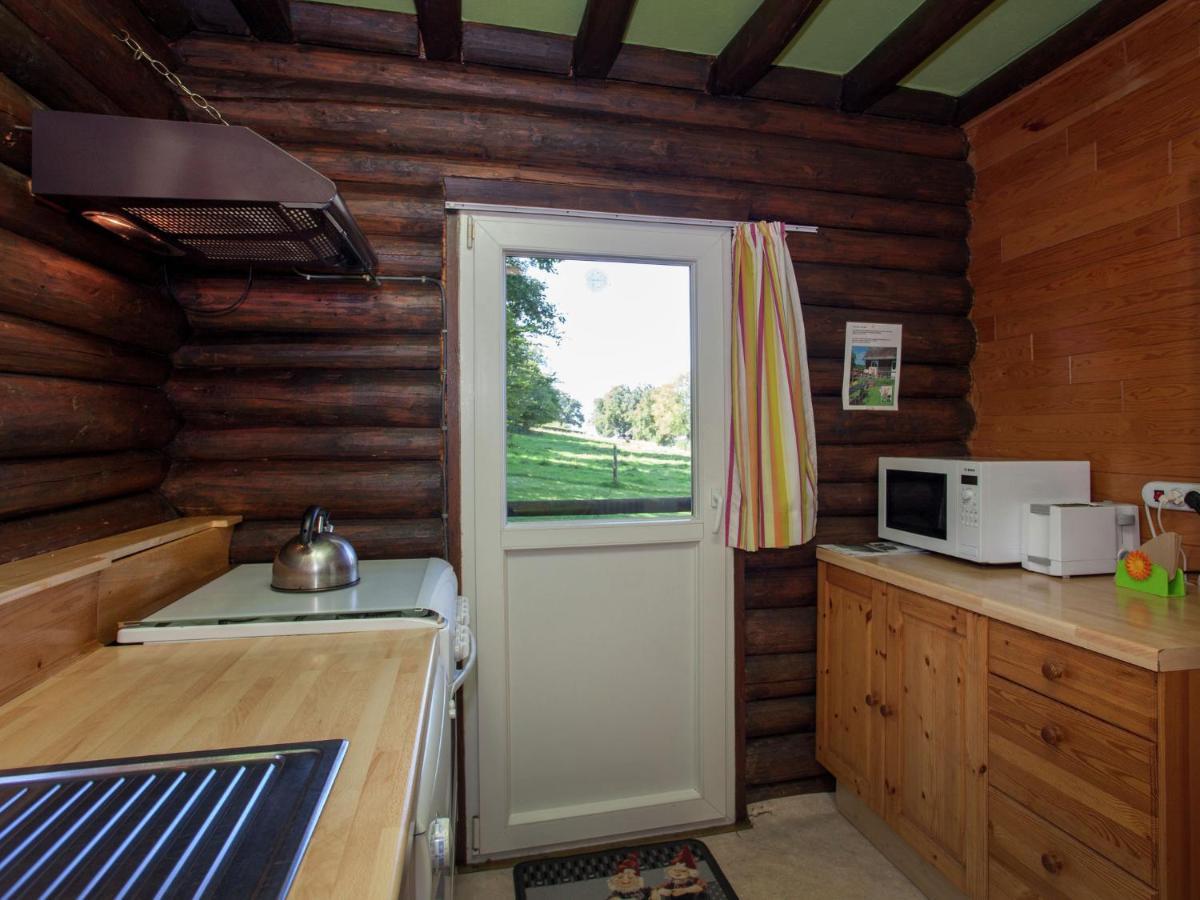 Open Wooden Chalet Built Against A Hill 프란코르챰프스 외부 사진