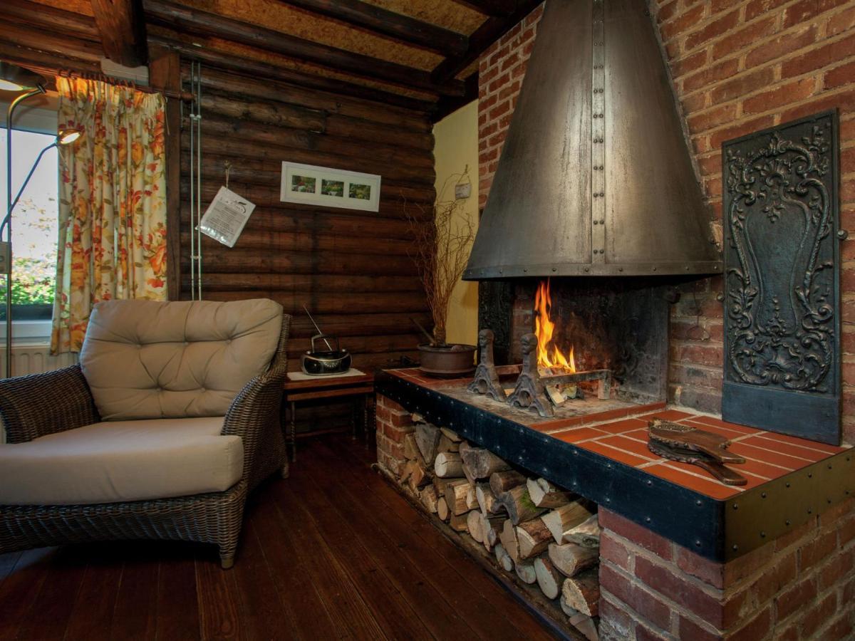 Open Wooden Chalet Built Against A Hill 프란코르챰프스 외부 사진