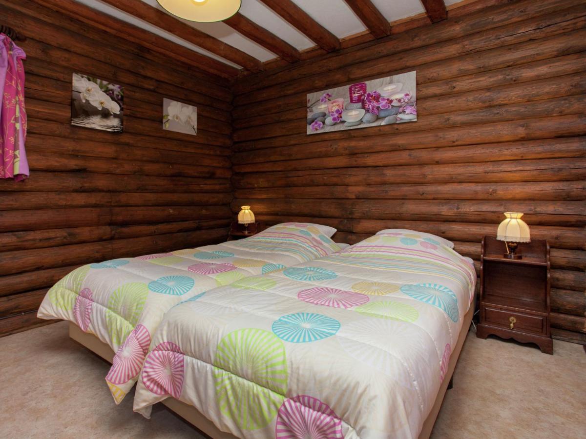 Open Wooden Chalet Built Against A Hill 프란코르챰프스 외부 사진