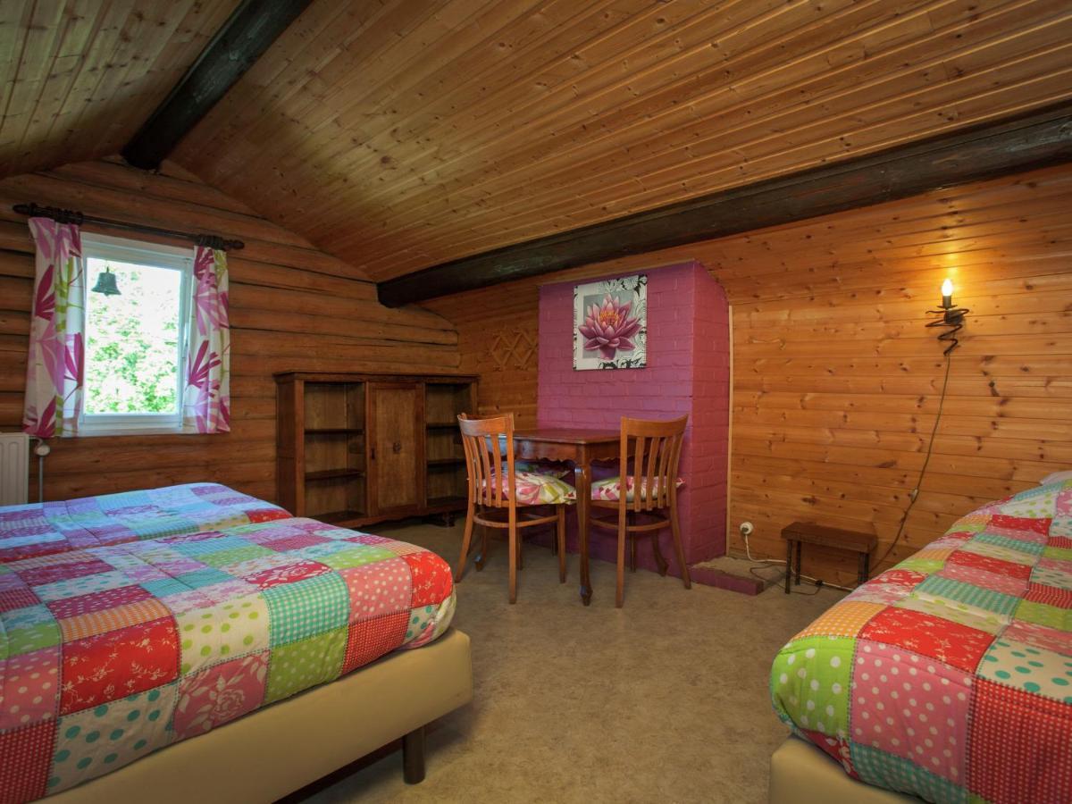 Open Wooden Chalet Built Against A Hill 프란코르챰프스 외부 사진