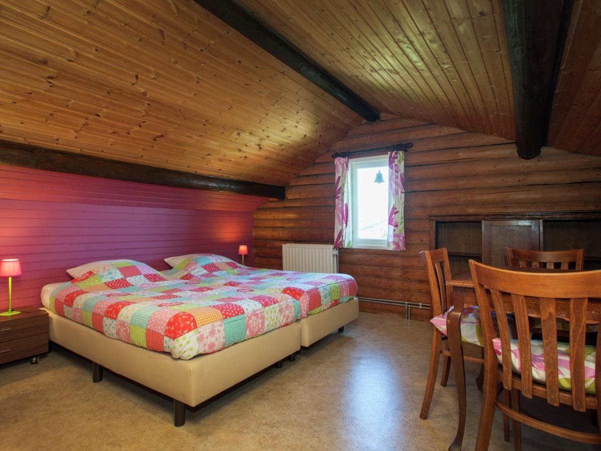 Open Wooden Chalet Built Against A Hill 프란코르챰프스 외부 사진