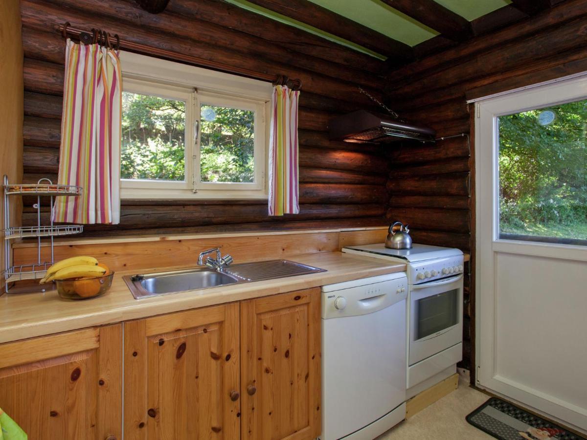 Open Wooden Chalet Built Against A Hill 프란코르챰프스 외부 사진