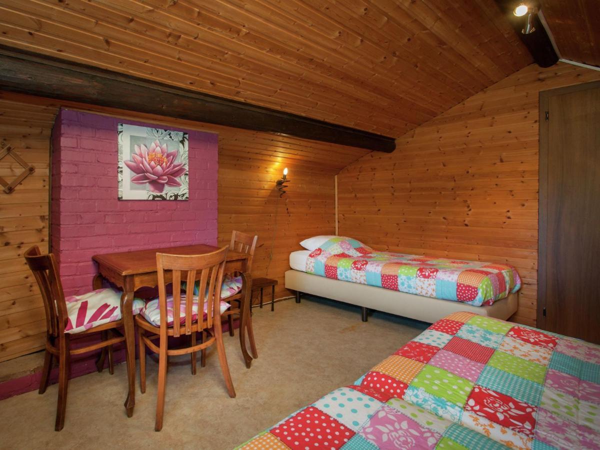 Open Wooden Chalet Built Against A Hill 프란코르챰프스 외부 사진