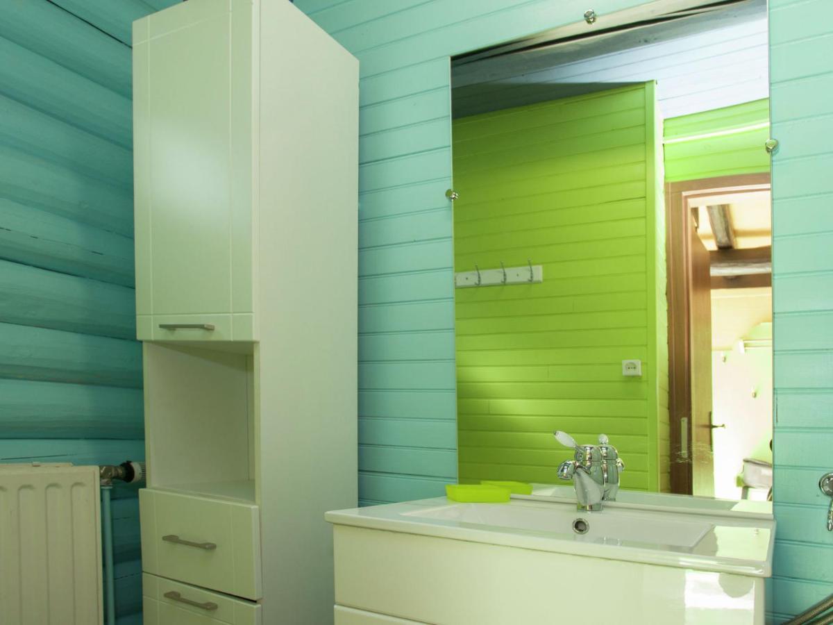 Open Wooden Chalet Built Against A Hill 프란코르챰프스 외부 사진