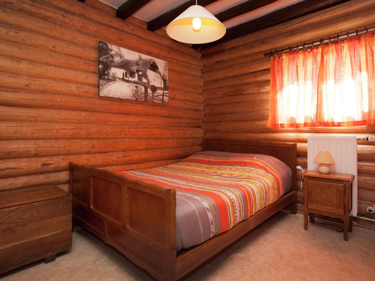 Open Wooden Chalet Built Against A Hill 프란코르챰프스 외부 사진