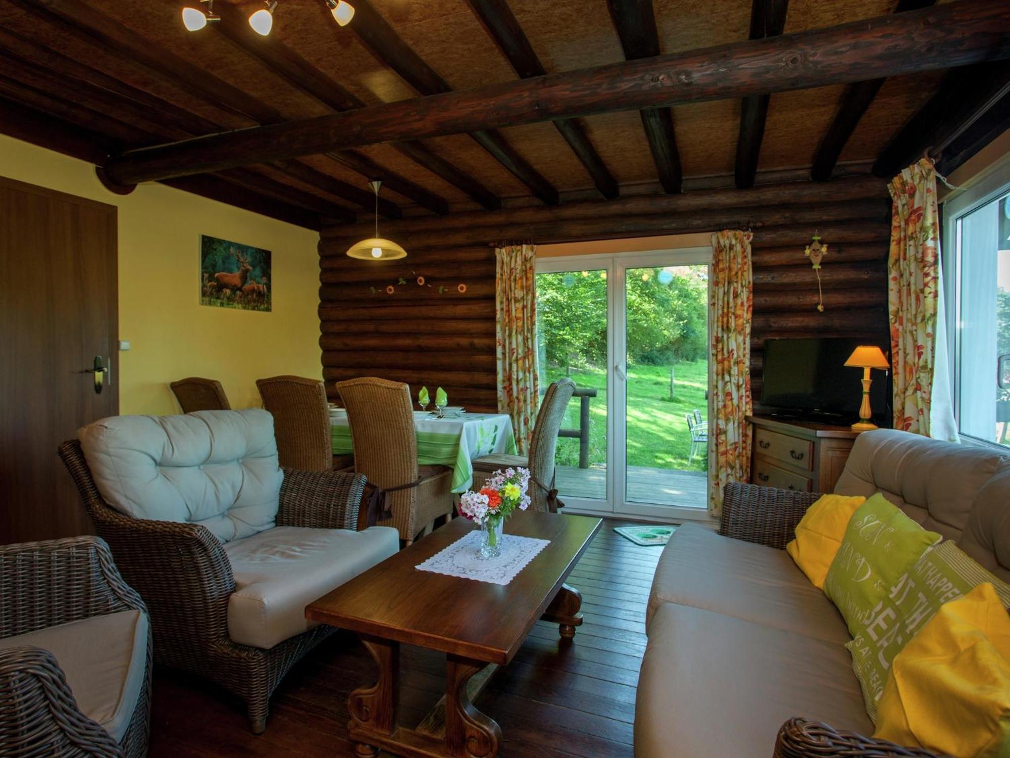 Open Wooden Chalet Built Against A Hill 프란코르챰프스 외부 사진