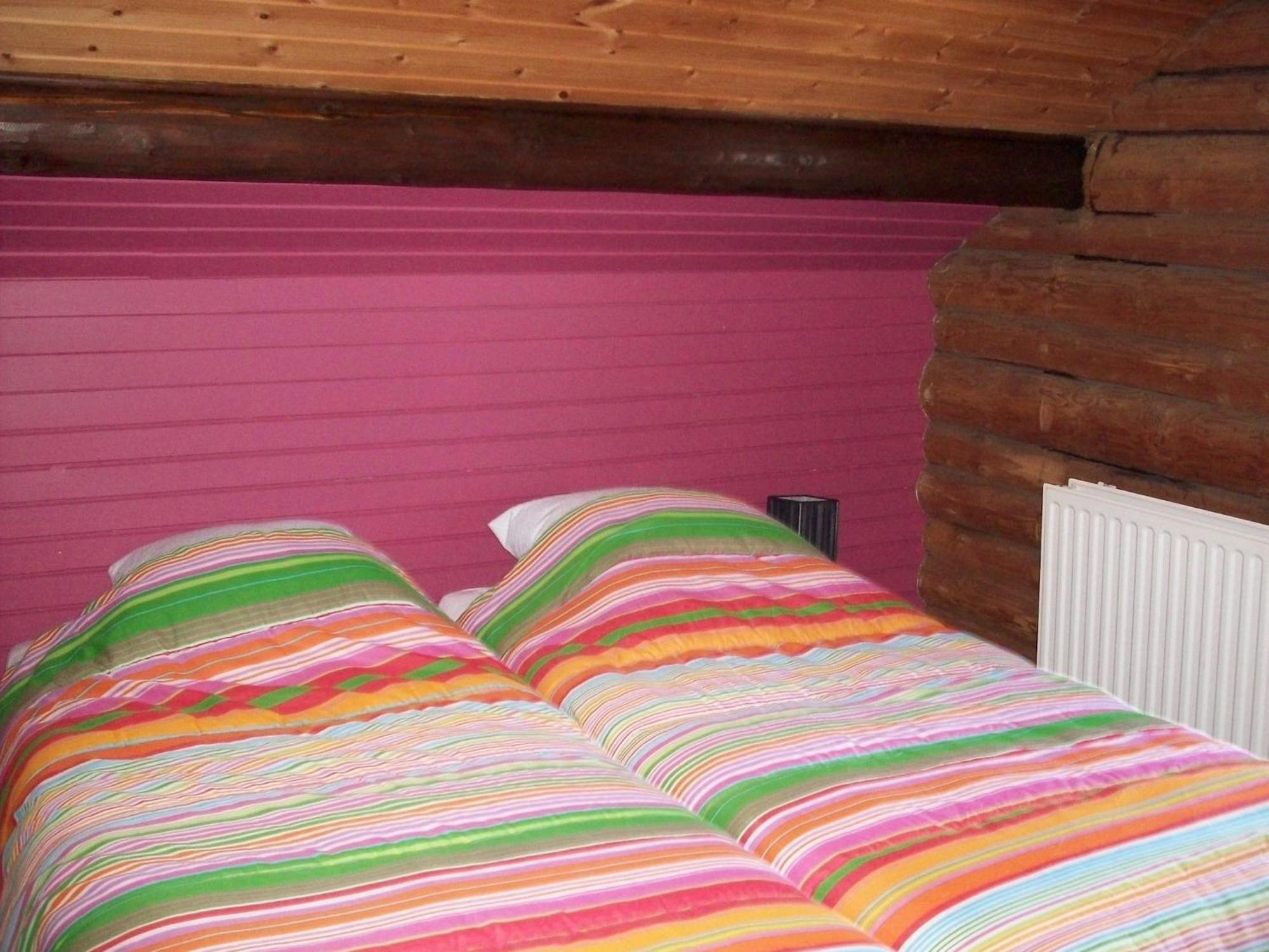 Open Wooden Chalet Built Against A Hill 프란코르챰프스 외부 사진